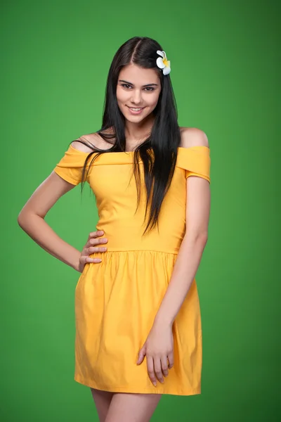 Chica encantadora en vestido amarillo sin tirantes sensación tímida — Foto de Stock