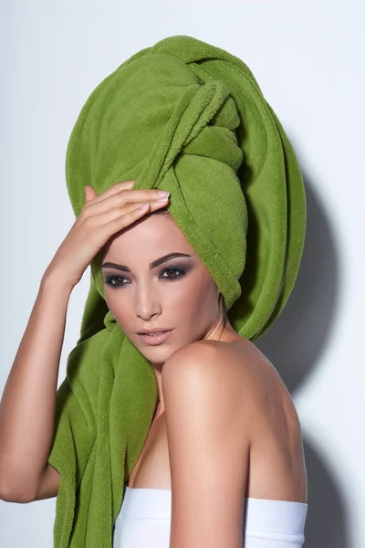 Donna con trucco fumoso e turbante verde — Foto Stock