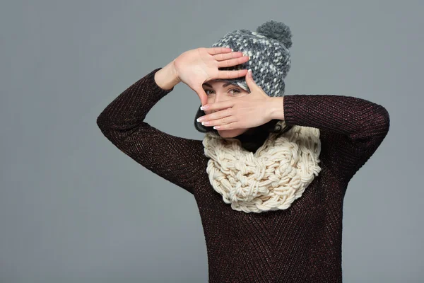 Femme en vêtements d'hiver faisant un cadre avec ses mains — Photo