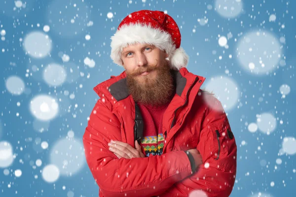 Imagen brillante del hombre guapo en sombrero de Navidad. —  Fotos de Stock