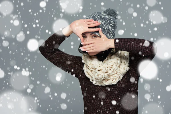 Woman in winter clothing making a frame with her hands — ストック写真