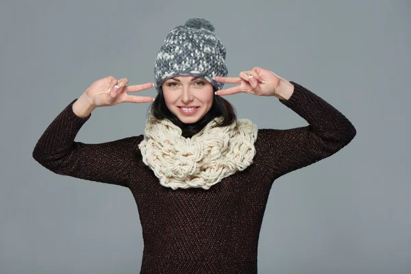 Woman giving peace sign — Stock Photo, Image