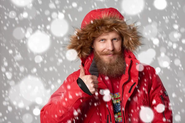 Helder beeld van de knappe man in winter jas — Stockfoto