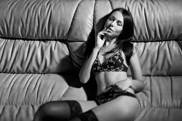 Сексуальна жінка позує в чуттєвій чорній білизні — стокове фото