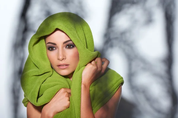 Mulher com maquiagem esfumaçada e turbante verde — Fotografia de Stock