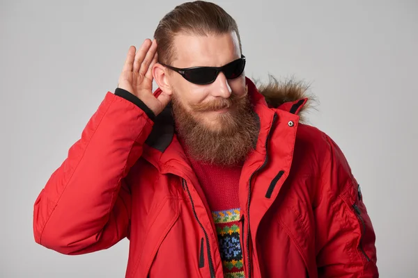 Человек в красной зимней куртке Аляски с меховым капюшоном — стоковое фото