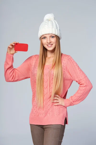 Mulher usando chapéu de lã e suéter — Fotografia de Stock