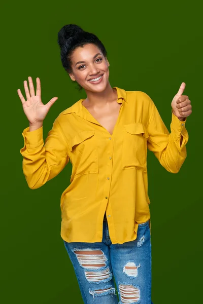 Kvinnan visar sex fingrar — Stockfoto