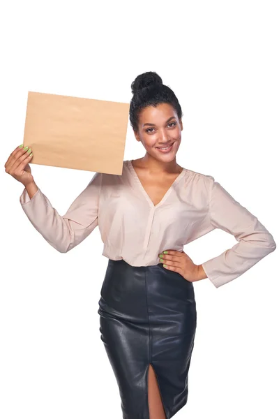 Mujer de negocios sonriente con paquete —  Fotos de Stock