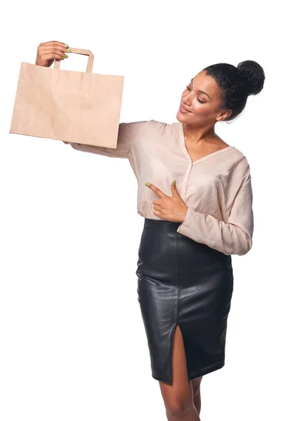 Mulher mostrando saco de compras — Fotografia de Stock