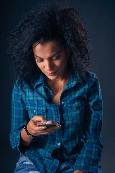 Mujer mensajes de texto en su teléfono celular —  Fotos de Stock