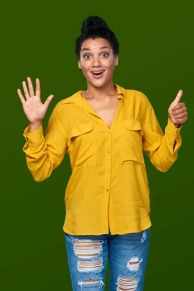 Mulher mostrando seis dedos — Fotografia de Stock