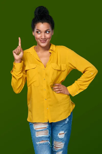 Mulher apontando o dedo para cima — Fotografia de Stock