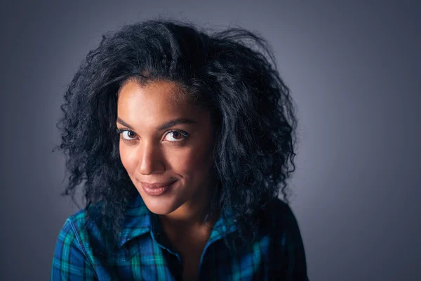 Retrato de cerca de la mujer afroamericana — Foto de Stock