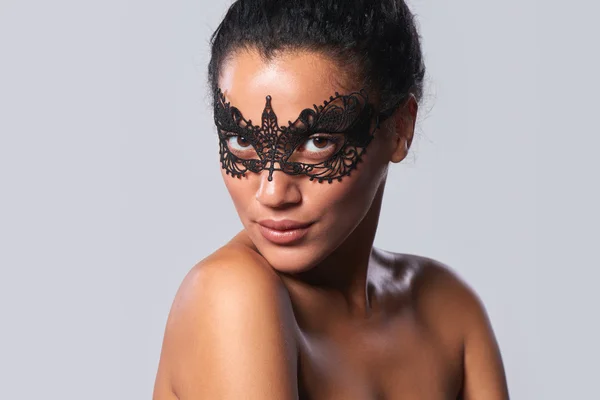 Retrato de primer plano de hermosa raza mixta con máscara de encaje negro — Foto de Stock