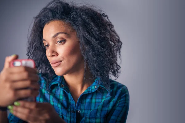 Frau macht Selbstporträt mit Smartphone — Stockfoto