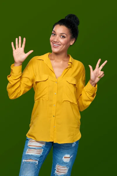Женщина показывает восемь пальцев — стоковое фото
