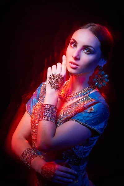 Csodálatos divat indiai képzőművészet portréja — Stock Fotó