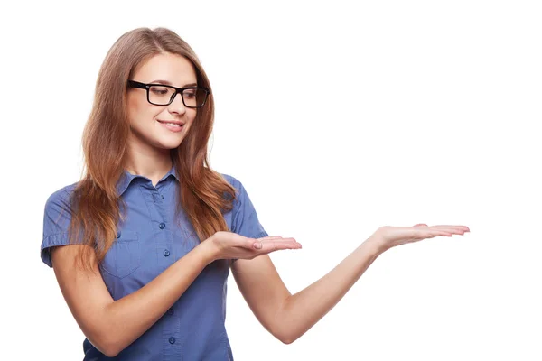 Mujer de negocios sonriente mostrando la palma de la mano abierta — Foto de Stock