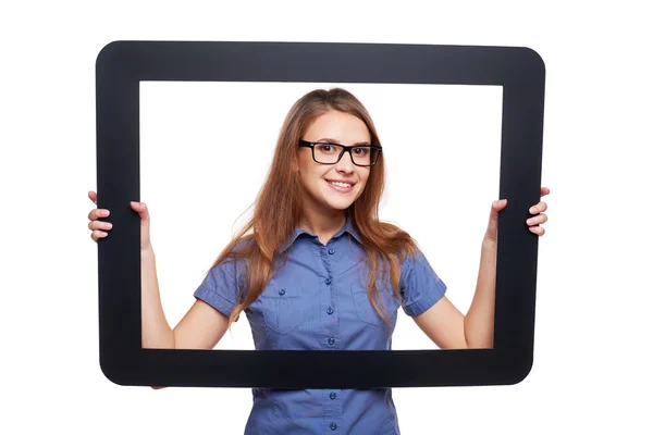 Sorrindo fêmea espreitando para fora do quadro tablet — Fotografia de Stock