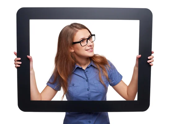 Überraschte Frau guckt aus Tablet-Rahmen — Stockfoto