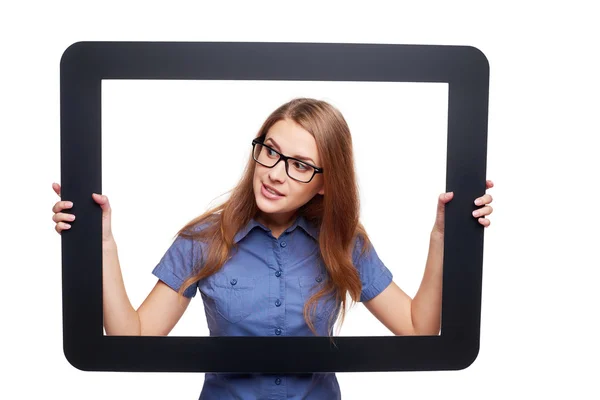 Überraschte Frau guckt aus Tablet-Rahmen — Stockfoto