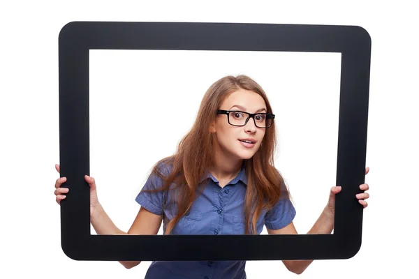 Überraschte Frau guckt aus Tablet-Rahmen — Stockfoto