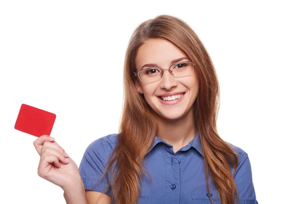 Mujer de negocios segura en gafas que muestran la tarjeta de crédito en blanco —  Fotos de Stock