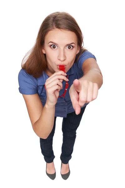 Feminino soprando um apito e apontando para você — Fotografia de Stock