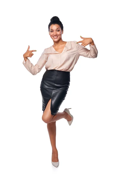 Affärskvinna i full längd pekar på sig själv — Stockfoto