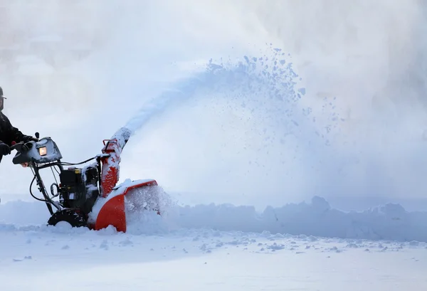 Mann arbeitet mit Schneefräse — Stockfoto
