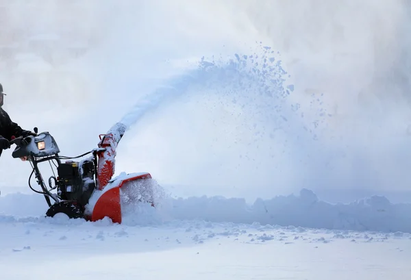 Man arbetar med snöslungan — Stockfoto