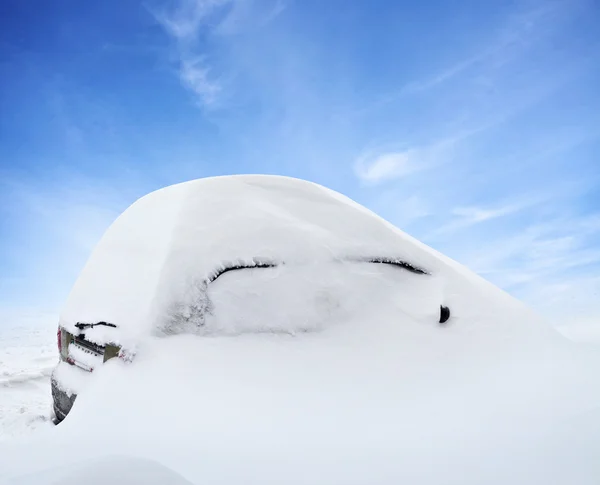 Car under deep snow in winter day after snowfall — Stock Photo, Image