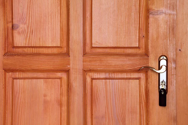 Porte en bois brun avec poignée et clé Photos De Stock Libres De Droits