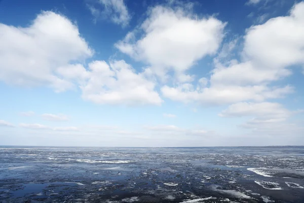 Лід на морській воді і білі хмари — стокове фото