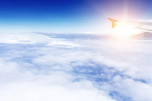 Avião voando sobre nuvens — Fotografia de Stock