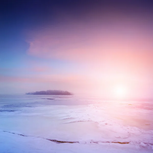 Paesaggio invernale, alba sul fiume ghiacciato Immagine Stock