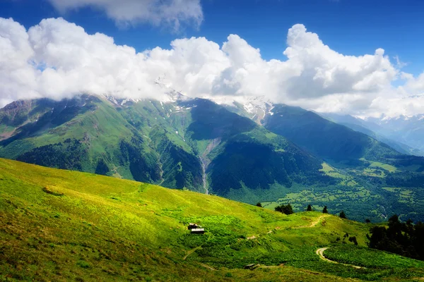 Гірський пейзаж з маленькою дерев'яною хатинкою — стокове фото