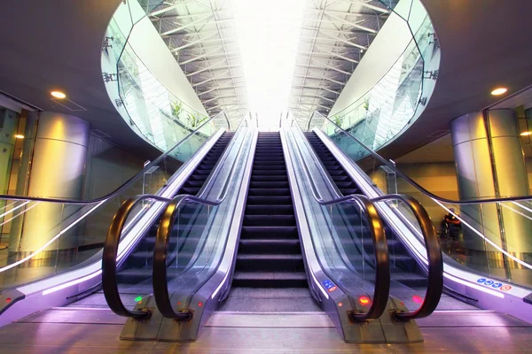 Κυλιόμενες σκάλες στον τερματικό σταθμό αεροδρομίου — Φωτογραφία Αρχείου