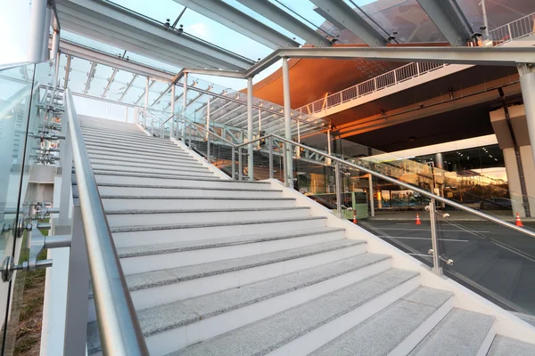 Treppe zum neuen Flughafenterminal — Stockfoto