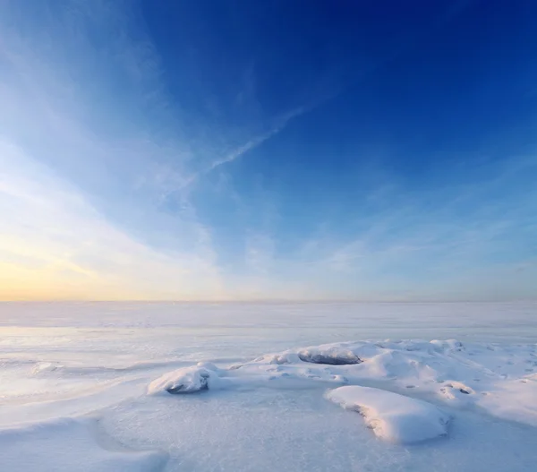 Нескінченно замерзле море і блакитне небо — стокове фото