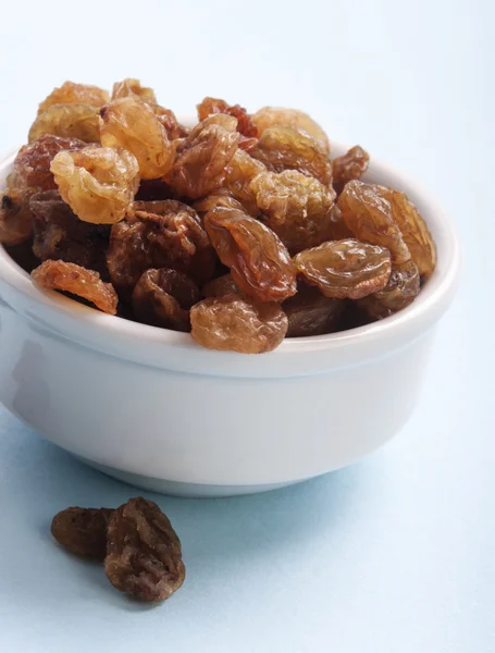 Raisins in a bowl — Stock Photo, Image