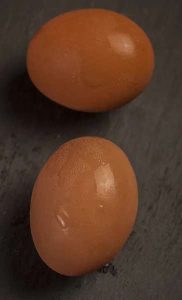 Яйця на чорному фоні — стокове фото