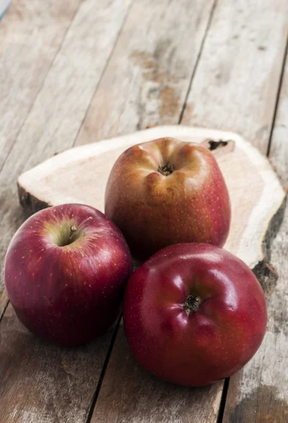 Manzanas sobre mesa de madera — Foto de Stock