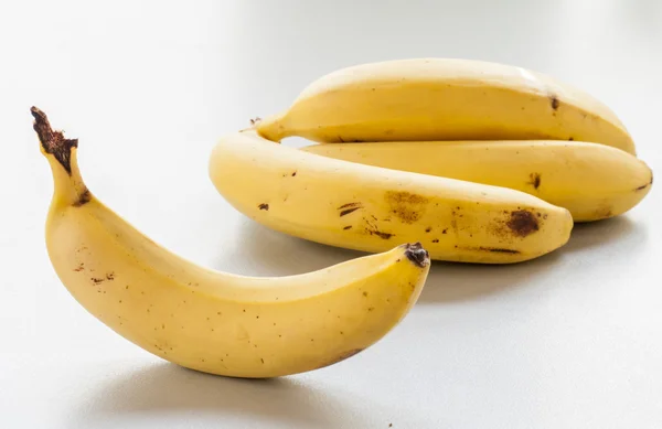 Bananen geïsoleerd op wit — Stockfoto