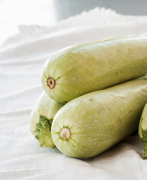 Zucchine su sfondo bianco — Foto Stock