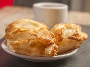 Süzme peynir Dolum ve kahve ile ekmek rulo