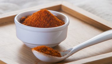 ahşap arka plan üzerinde kırmızı biber baharat
