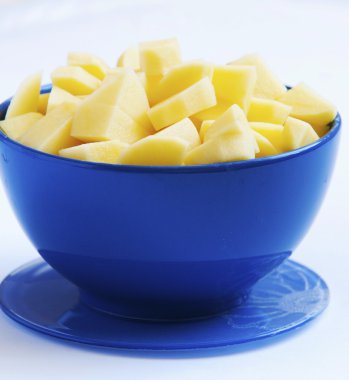 soyulmuş patates dilimli