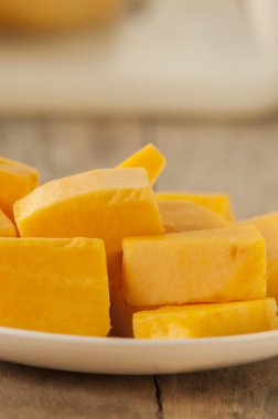 Doğranmış portakal butternut squash 